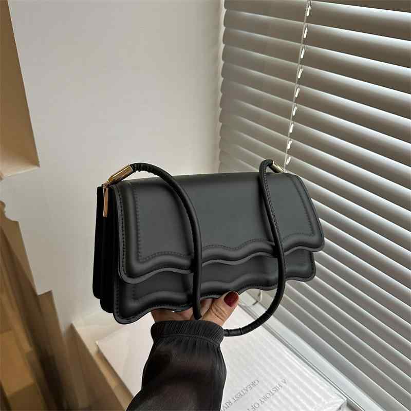 バッグ レディース ミニスクエア型 シンプル 上品 おしゃれ トレンド チェーンストラップ PUレザー マグネット開閉 スマホ収納 斜め掛け 肩掛け コンパクト 普段使い 通勤 お出かけ オールシーズン 型崩れしにくい