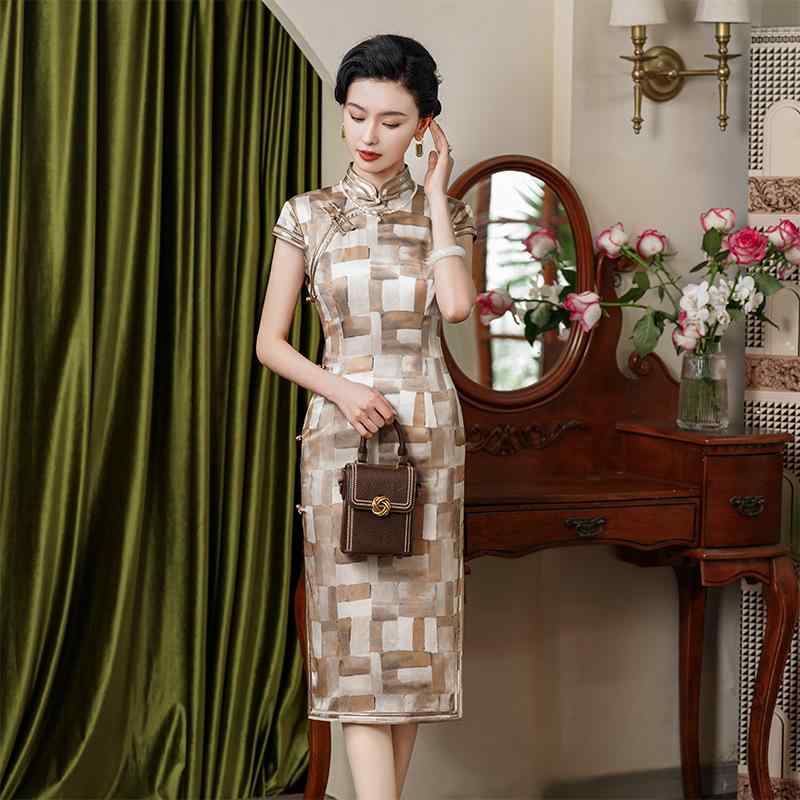 ・カテゴリ: チャイナドレス・スタイル: 文芸レトロ・主な素材: 桑蚕シルク 80-90%・その他素材: スパンデックス 30%以下・ネックライン: スタンドカラー・襟元: 斜め襟・袖丈: ショート丈・袖タイプ: レギュラー・着丈: ミディ丈・スリット: ローサイド・デザイン要素: ジッパー・加工: プリント・伸縮性: 微伸縮性・性別: レディース・対象年齢: 大人・サイズ展開: M, L, XL, XXL, XXXL