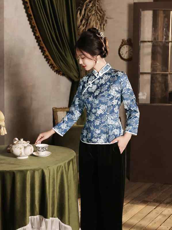 楽天セキュアデポチャイナドレス レディース 秋冬 レトロ 中国風 ブルー ブラウス スタンドカラー 七分袖 斜め襟 低スリット ショート丈 スリムフィット 着痩せ効果 チャイナボタン ポリエステル プリント柄