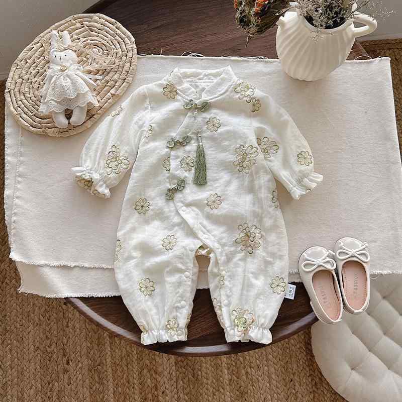 ・カテゴリ: ベビーロンパース、カバーオール・種類: 長袖ロンパース・スタイル: プリンセス・対象年齢: 1〜3歳児・性別: 女の子・着用シーズン: 春秋・主な素材: 綿100%・袖丈: 長袖・厚さ: 普通・留め具: 斜め前立てシングルボタン・カラー展開: オフホワイト・サイズ展開: 66cm、73cm、80cm、90cm・安全基準: Aクラス