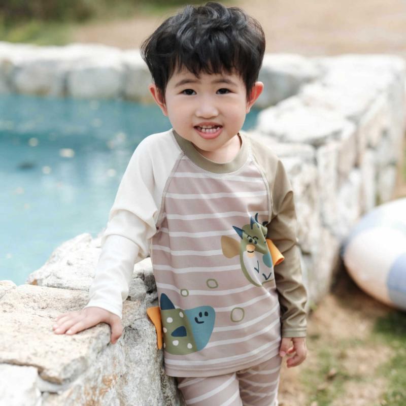 ・カテゴリ: スイムウェア四点セット・対象年齢: 3-8歳・性別: ユニセックス・柄: カートゥーン・主な素材: ポリエステル100%・裏地素材: ポリエステル100%・用途: スイミング、水遊び・カラー展開: グリーン、ブルー・サイズ展開: 90, 100, 110, 120, 130・スタイル: 三角パンツ