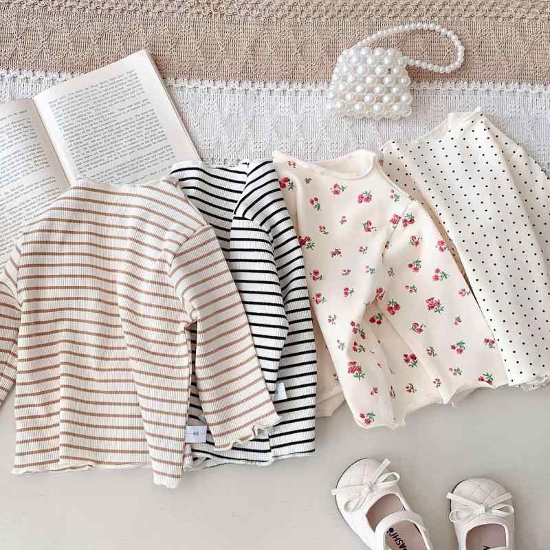 ・カテゴリ: ベビー・キッズTシャツ・性別: 女の子用・スタイル: 韓国風・主な素材: 綿95%・ネックライン: ハイネック・袖丈: 長袖・柄: キャラクター、花柄・機能: 保温・生地加工: 柔軟加工・安全基準: A類・カラー展開: ブラックストライプ、カーキストライプ、小花柄、ドット・サイズ展開: 73cm、80cm、90cm、100cm、110cm、120cm