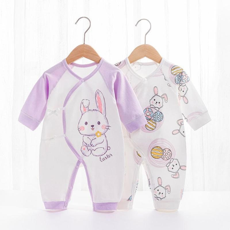 ・カテゴリ: ロンパース、カバーオール・スタイル: スウィート・主な素材: 綿100%・袖丈: 長袖・厚さ: 普通・留め具: 斜め合わせひも・対象年齢: 新生児 (0〜1歳、80cm以下)・対象性別: 男女兼用・カラー展開: 手描き七色うさぎ、総柄七色うさぎ・サイズ展開: 52cm, 59cm, 66cm