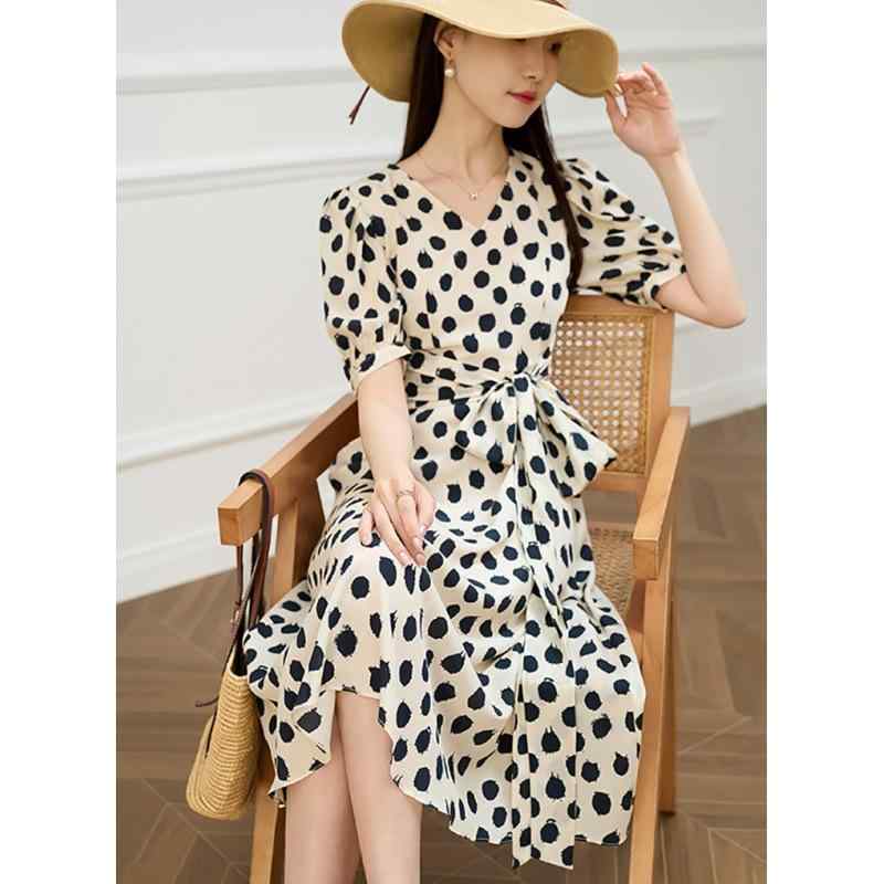 ワンピース レディース ヘップバーン風 スタンドネック ドット柄 ミディ丈 ハイウエスト パフスリーブ ウエストリボン スタイルアップ 上品 エレガント きれいめ 通勤 再生繊維 ポリエステル ティーワンピース