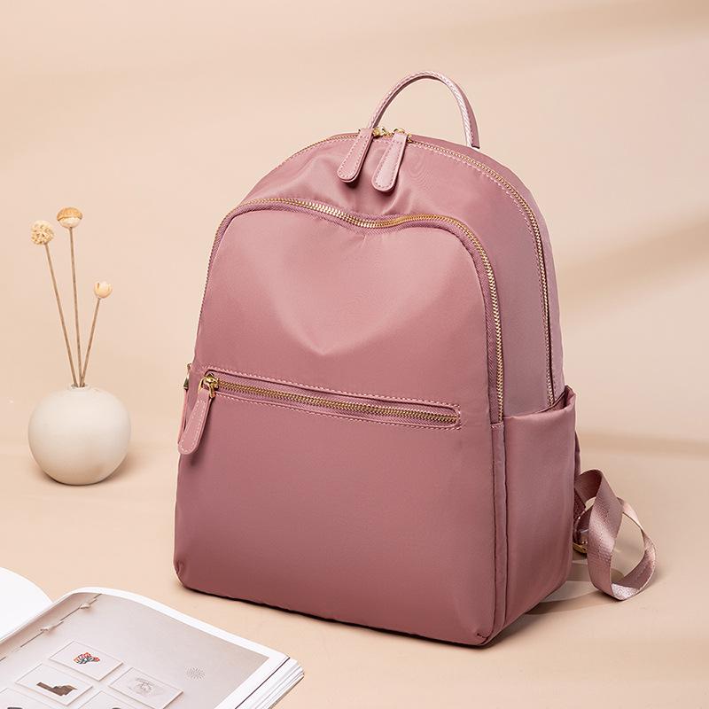 ・バッグサイズ: 中・容量: 20～35L・内部構造: ファスナーポケット、携帯ポケット、書類ポケット、内側ファスナーポケット・開閉方式: ファスナー・機能: 通気性、防水、耐摩耗性、防犯・硬さ: ややソフト・柄: 無地・スタイル: 文芸国風・裏地素材: ポリエステル・ショルダーストラップ: ダブル・デザイン要素: ステッチ・持ち手: ソフトハンドル・外側ポケット: スラッシュポケット・形状: 縦型スクエア・背面システム: 湾曲ショルダーストラップ・防水性: 撥水加工・収納可能PCサイズ: 11インチ・対象性別: レディース・利用シーン: アウトドア