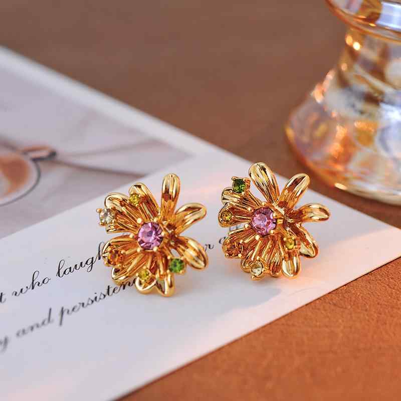 ピアス レディース ゴールド 銅製 シンプル 上品 普段使い お出かけ フラワー モチーフ カラージルコニア キラキラ 輝く 清楚 スイート かわいい 春夏