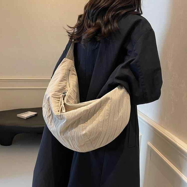 ショルダーバッグ レディース 大容量 ナイロン 無地 軽量 ギョーザバッグ 舟形 通勤用 斜めがけ 肩掛け 韓国ファッション カジュアル シンプル おしゃれ