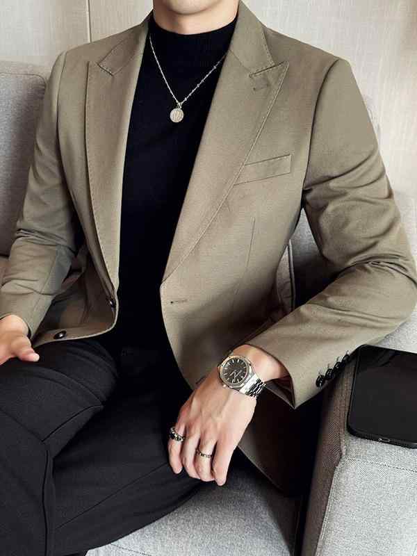 ・カテゴリ: カジュアルスーツ・対象性別: メンズ・スタイル: 韓国風・シルエット: スリムフィット・襟型: テーラードカラー・前立て: シングルブレスト2つボタン・着丈: レギュラー・袖丈: 長袖・ベント: サイドベンツ・裾デザイン: ラウンドヘム・ポケット: フラップポケット・デザインディテール: ボタン装飾・柄: 無地・主な素材: ポリエステル100%・裏地: ポリエステル・生地: 化学繊維混紡・機能性: 色落ちしにくい・加工: アイロン不要加工・着用シーン: カジュアル・季節: 秋・対象: 18-35歳・カラー展開: ブラック、ホワイト、チャコールグレー、ライトブラウン・サイズ展開: M、L、XL、2XL、3XL、4XL