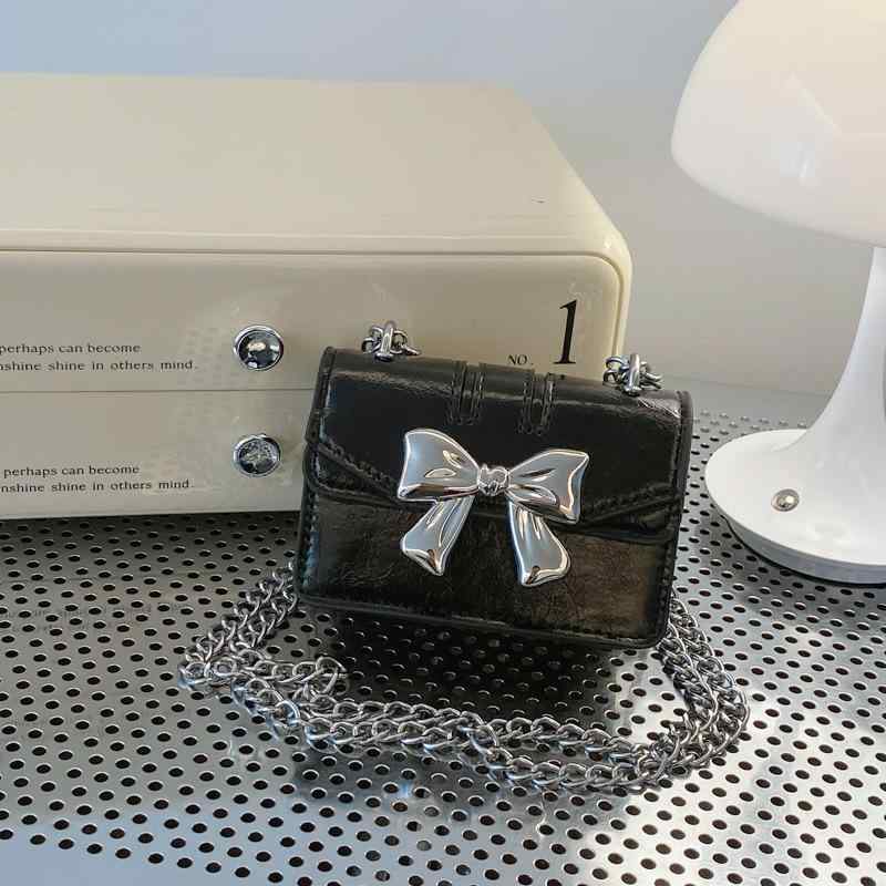 ショルダーバッグ レディース 個性的 リボン チェーン ミニ スクエア ポシェット 甘辛ミックス ストリート カジュアル デイリーユース PUレザー 軽量 マグネット開閉 秋物