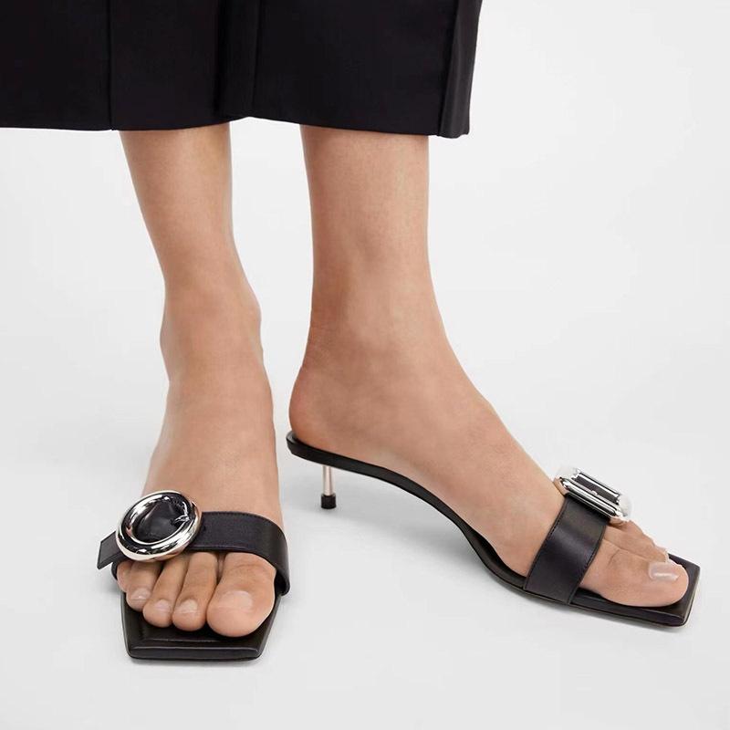 ミュール レディース スクエアトゥ 細ヒール ゴールドメッキ オープントゥ ワンストラップ メタルバッ..