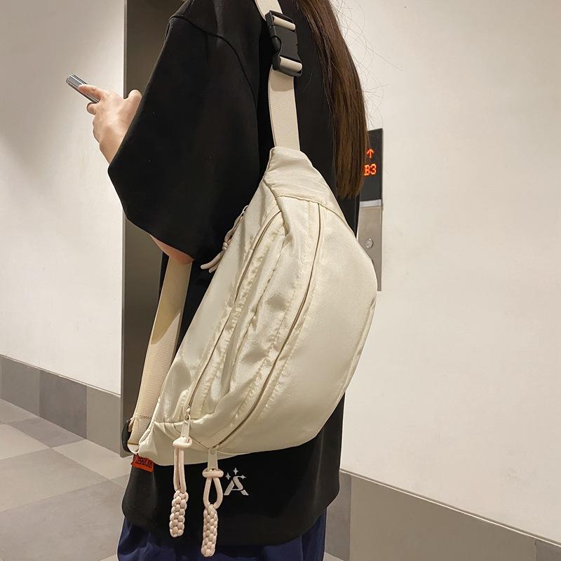 ・カラー展開: ブラック、カーキ、ホワイト、ピンク、オレンジ、グリーン・スタイル: ストリートトレンド・主な素材: ナイロン・デザイン要素: ミシン目縫い糸・裏地素材: ナイロン・開閉方式: ファスナー・バッグ内部構造: ファスナーポケット、仕切りファスナーポケット・硬さ: ソフト・外ポケットの種類: オープンポケット・日常コーディネート