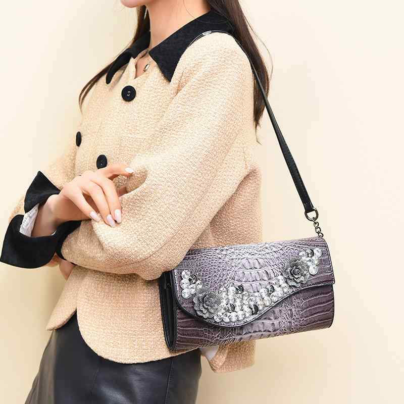 ・カラー展開: ベージュグレー、ダークグレー、イエローブラウン、グリーン、レッド、パープル、ブラック・スタイル: 欧米ヴィンテージ・主な素材: PUレザー・カテゴリ: ミニショルダーバッグ・デザイン要素: ステッチ、ラインストーン、クロコダイル柄・裏地素材: ポリエステル・バッグ形状: 横長スクエア・開閉方式: フラップ式・内装: ファスナーポケット、携帯ポケット、仕切りファスナーポケット・硬さ: やや硬め・使用シーン: デイリーユース・外側ポケット: パッチポケット