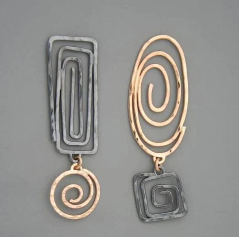 ピアス レディース 女性用 ファッション アクセサリー 合金製 電気メッキ加工 欧米風 レトロ ボヘミアン 楕円 ループ ダブルリング 透かし彫り 花柄 ドロップ かわいい おしゃれ シンプル バイカラー