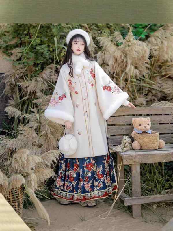 漢服 レディース 秋冬 厚手 改良型 明制 豪華刺繍 花柄 広袖 ロングトップス 馬面スカート 米色 デイリー 普段使い お正月 新年 お祝い セット