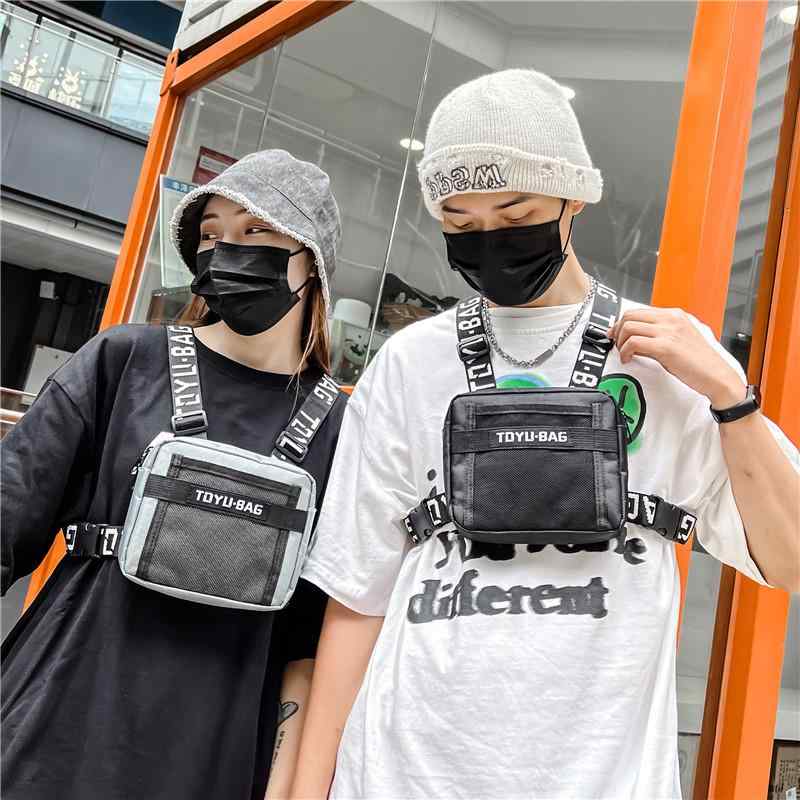 ・カテゴリ: メンズショルダーバッグ・スタイル: ストリートカジュアル・主な素材: ナイロン・裏地素材: 綿・デザイン: ベルト装飾・柄: 幾何学模様・カラー展開: ブラック、グレー・対象性別: 男性