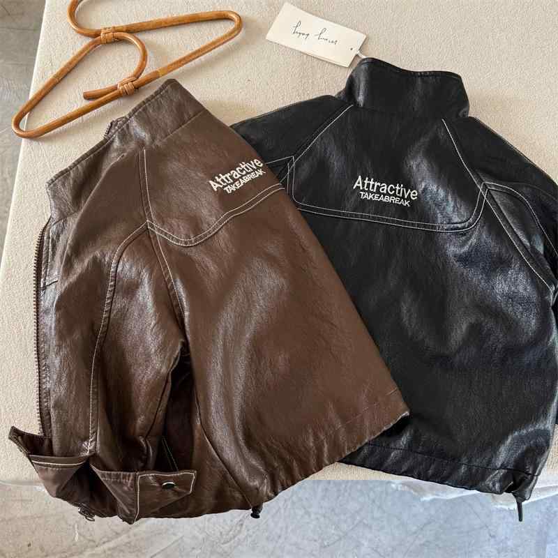 キッズ 男の子 女の子 柔らかい肌触り フードなし レザー調 ジャケット ジップアップ 刺繍 英字ロゴ 秋物 トレンド 韓国ファッション ショート丈 コットン 裏地綿 襟付き ブラック ブラウン