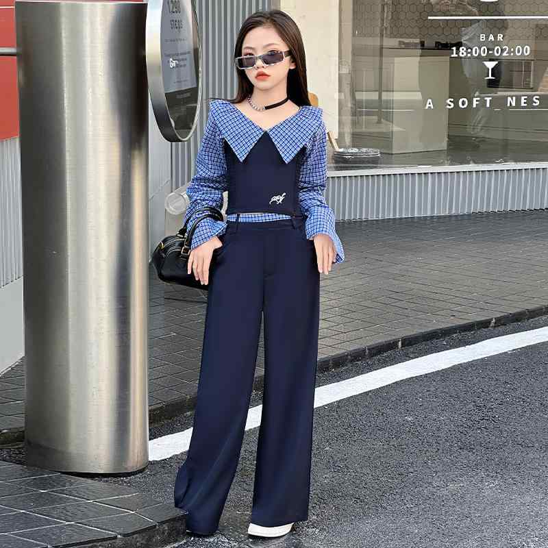 ・カテゴリ: キッズパンツセットアップ ・対象: 8歳以上 ・性別: 女の子用 ・スタイル: 韓国風 ・セット内容: 2点セット ・主な素材: アセテート繊維50%、綿混紡 ・生地加工: 柔軟加工 ・厚さ: 薄手 ・袖丈: 長袖 ・パンツ丈: ロング ・フード: なし ・開閉タイプ: プルオーバー ・柄: チェック、ロゴ ・デザイン要素: セットアップ、トレンド ・カラー: ダークネイビー ・身長目安: 120cm、130cm、140cm、150cm、160cm、170cm