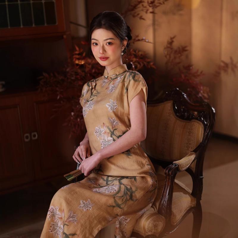 チャイナドレス レディース 全開前開き スタンドカラー 七分袖 ロング丈 ハイサイドスリット ネオチャイニーズ 伝統 古式 高級感 再生繊維 リネン 混合生地 イエロー 花柄プリント 春夏 モダン 若者向け レトロスタイル
