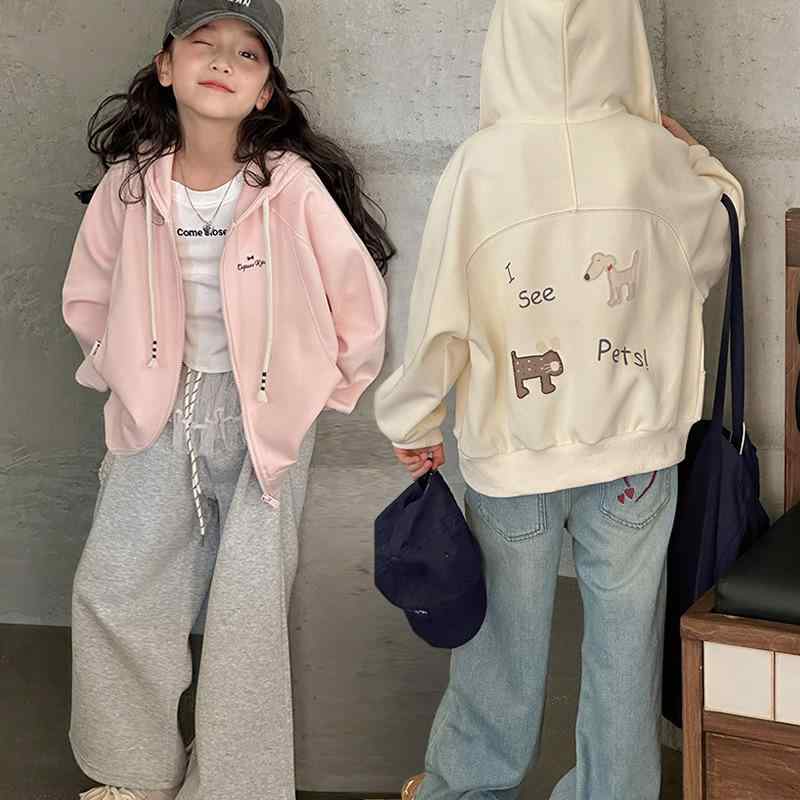 ・カテゴリ: キッズジャケット・性別: 女の子向け・対象: 8歳以上・ネックライン: クルーネック・スタイル: 韓国風・柄: 無地・厚さ: 普通・加工: 柔軟仕上げ・フード: フード付き・デザイン要素: トレンド・袖丈: 長袖・主な素材: 綿65%・裏地素材: ポリエステル100%・開閉方法: ジップアップ・ウエスト: ベルトなし・カラー展開: ピンク、ベージュ・身長目安: 130cm、140cm、150cm、160cm、170cm・着丈: ショート丈・裏地タイプ: ライナーなし