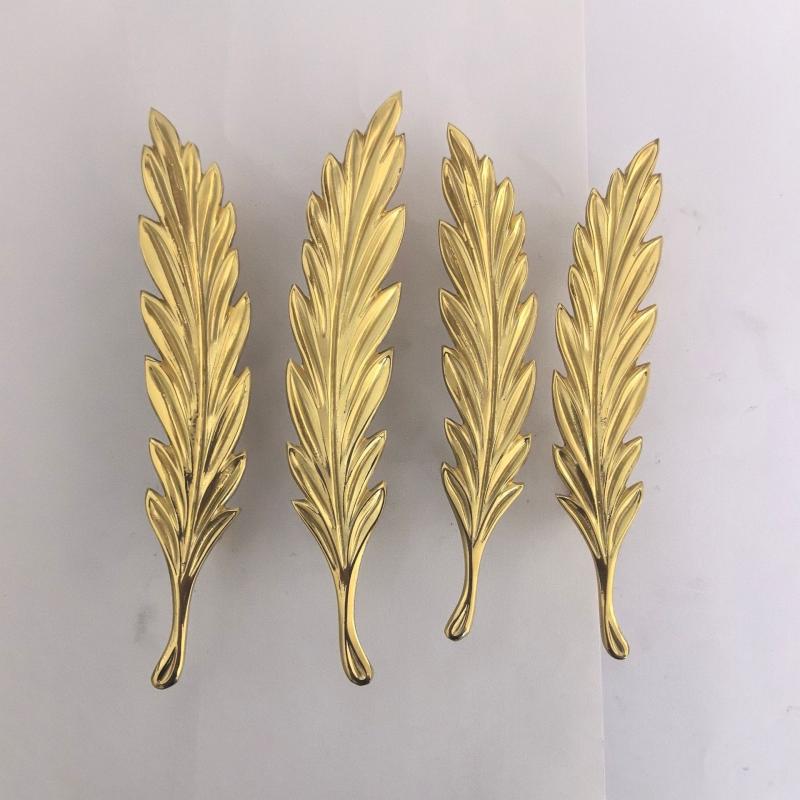 ・商品名: 真鍮の木の葉・用途: 家具用取っ手・サイズ: 大左 172x33x23mm, 大右 172x33x23mm, 小左 150x29x22mm, 小右 150x29x22mm・スタイル: モダンシンプル・カラー: 真鍮原色光沢・素材: 真鍮・加工方法: 鍛造、研磨、封釉処理・小サイズ重量: 76g・大サイズ重量: 98g