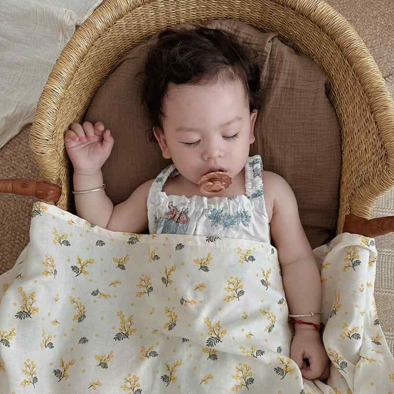 ・重量: 100g以上200g未満・対象: 新生児、乳幼児・素材: 竹繊維・カラー展開: 天馬楽園、奇幻森林、石榴、森林精霊、檸檬兎、植物学、南瓜、ピーターラビット、送子鳥、紫夏、含羞草・サイズ: 115cm × 115cm・スタイル: シ...