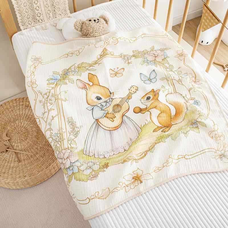 ・カテゴリ: おくるみ・主な素材: ガーゼ・柄: キャラクター・カラー展開: バルーンキャッスル、リスと木の実、ギターうさぎ、リスハウス、リスと蘭、ギターくま、2匹のアヒル・サイズ: 約80x80cm・重さ: 約70g・層数: 2層・安全基準: A類・対象年齢: 1〜3歳 (身長80〜100cm目安)