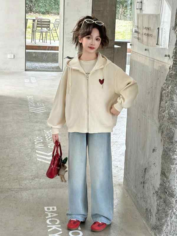 ・性別: 女性・対象年齢: 8歳以上、身長140cm以上・ネックライン: クルーネック・スタイル: カジュアル・厚さ: 普通・生地加工: 柔軟加工・フード: フード付き・デザイン要素: カーディガン、トレンド・袖丈: 長袖・生地名: コットンブレンド・開閉タイプ: ジップアップ・主な生地成分: ポリエステル・主な生地成分比率: ポリエステル50%・デザイン: ベルトなし・カラー展開: イエロー、アプリコット・身長展開: 120cm、130cm、140cm、150cm、160cm、170cm・着丈: ショート丈・裏地: 裏地なし・カテゴリ: キッズアウター、ジャケット、コート