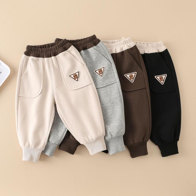 ・カテゴリ: キッズパンツ・スタイル: カジュアル・素材: 綿90%・パンツ丈: 長丈・性別: ユニセックス・対象年齢: 乳幼児 (1〜3歳)・タイプ: ベーシック・生地加工: 柔軟処理・柄: キャラクター・ウエスト: ミドルライズ・ウエスト仕様: ゴム・カラー展開: グレー、ベージュ、ブラウン、ブラック・サイズ展開: 80cm、90cm、100cm、110cm、120cm、130cm