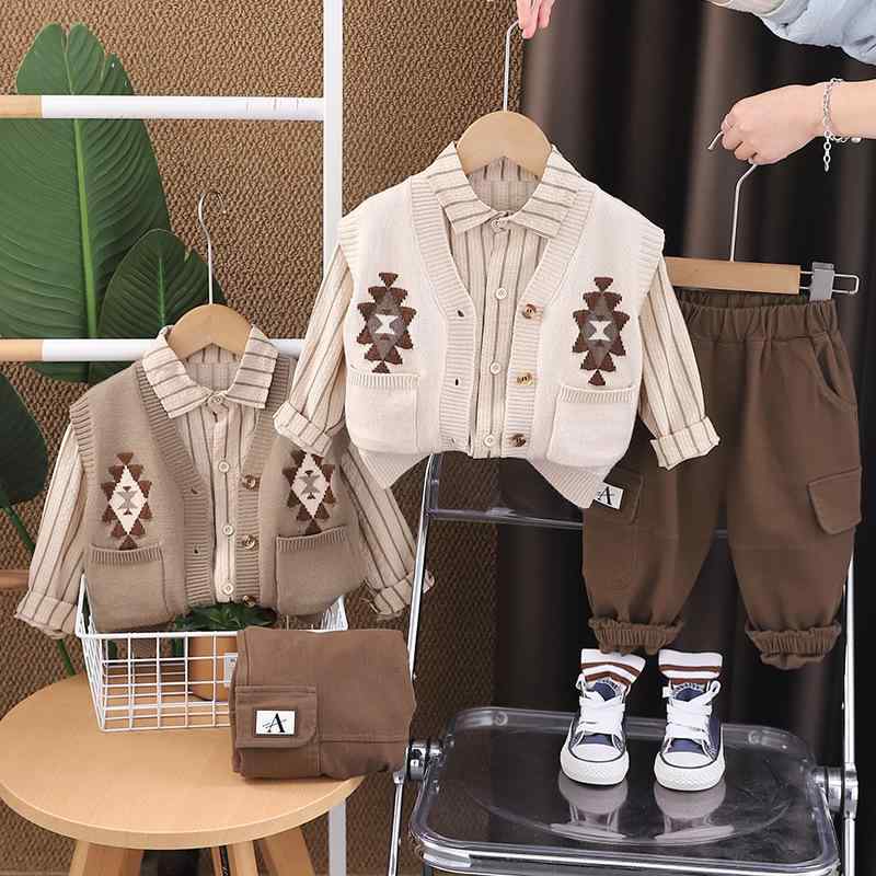 ・性別: 男性・スタイル: カジュアル・セットタイプ: パンツセット・セット点数: 3点セット・対象年齢: 幼児(1〜3歳)・袖丈: 長袖・パンツ丈: ロング丈・生地加工: 柔軟加工・厚さ: 普通・柄: チェック・主な素材: 綿80%・開閉タイプ: シングルボタン・カラー展開: オフホワイト、ダークカーキ・身長目安: 80cm、90cm、100cm、110cm、120cm・カテゴリ: キッズセットアップ