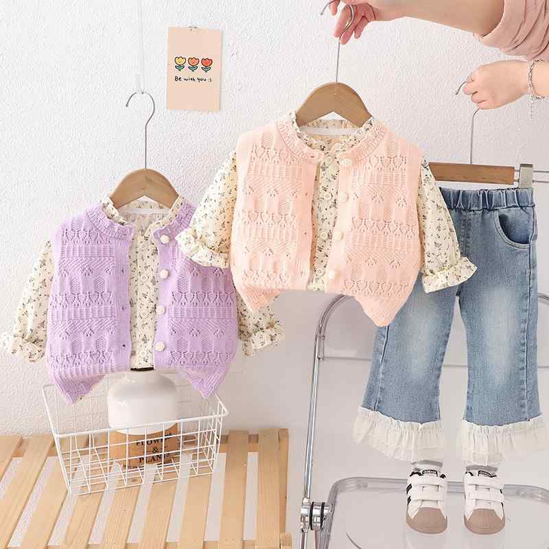 ・カテゴリ: キッズセットアップ・性別: 女性・対象年齢: 1〜3歳 (身長80〜100cm)・セットアップの種類: パンツセットアップ・セット内容: 3点セット・スタイル: 個性的・主素材: 綿90%・生地加工: 柔軟加工・厚さ: 普通・袖丈: 長袖・股下: ロング・柄: 花柄・開閉: シングルボタン・カラー: ピンク、パープル・サイズ展開: 80cm、90cm、100cm、110cm、120cm