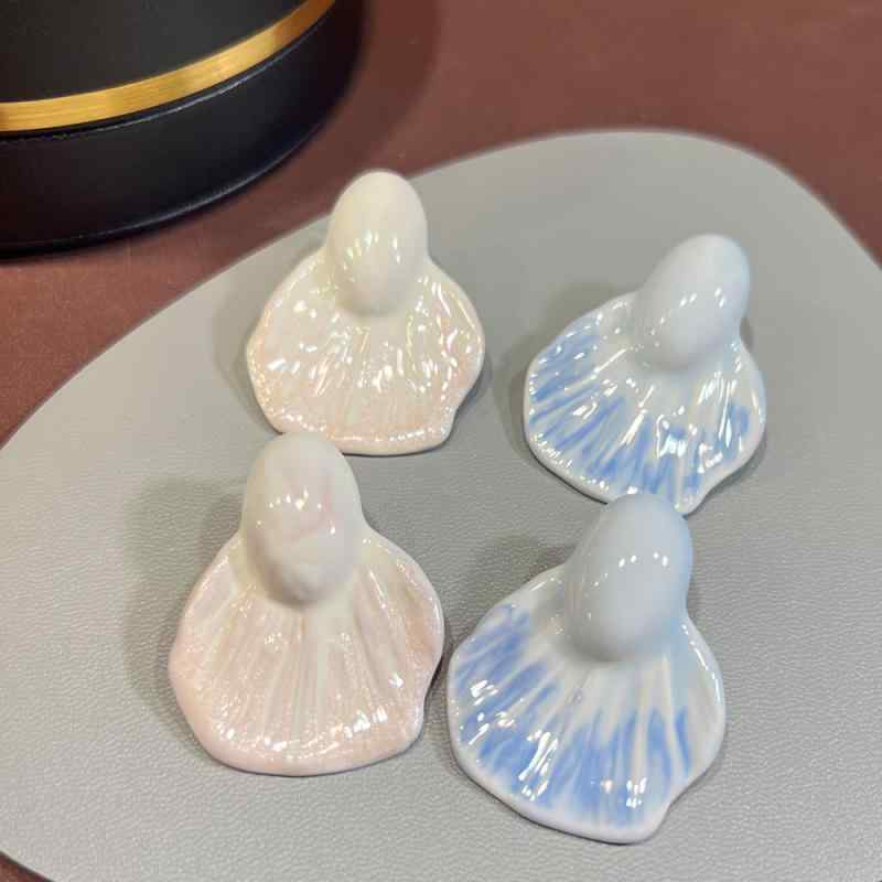 ・カテゴリ: 耳飾り・主な素材: 銅・装飾素材: パール・処理技術: 象嵌・カラー展開: スカイブルー、ピンク・スタイル: フレンチレトロ・スタイル分類: 文芸レトロ・ターゲット: レディース・デザイン要素: 楕円・デザイン要素分類: 幾何学