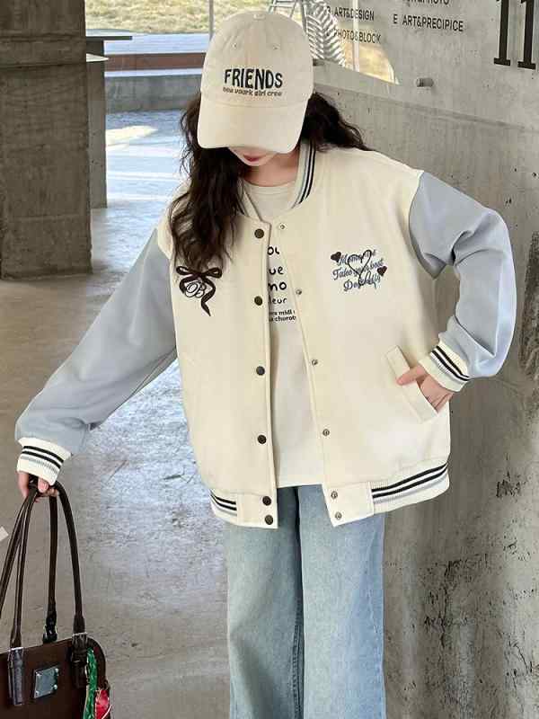 ・性別: 女性・対象年齢: 8歳以上、身長140cm以上・ネックライン: クルーネック・スタイル: カジュアル・厚さ: 普通・生地加工: 柔軟加工・デザイン要素: カーディガン、トレンド・袖丈: 長袖・写真: モデル着用・縫製処理: 目立つ糸の処理済み・素材名: 綿混紡・留め具: スナップボタン・主な素材: ポリエステル・デザイン: ウエストベルトなし・主な素材混率: 50%・カラー: 画像色・対応身長: 130cm, 140cm, 150cm, 160cm, 170cm・着丈: ショート丈・カテゴリ: キッズアウター、ジャケット、コート