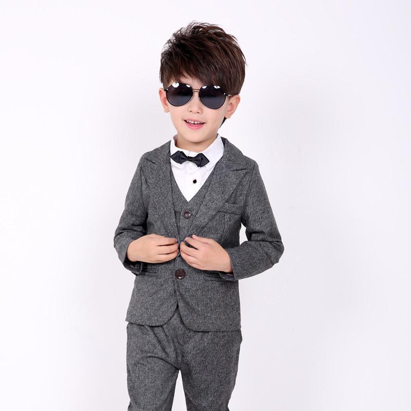 ・カテゴリ: 子供服セット・性別: 男性・スタイル: 韓国風・セットアップタイプ: パンツセット・セット点数: 3点セット・ギフトボックス内容: 服装・対象年齢層: 3歳～8歳・袖丈: 長袖・パンツ丈: 長ズボン・生地加工: 柔軟加工・厚さ: 普通・柄: 無地・主な素材: 綿80%・開閉タイプ: 1つボタン・カラー展開: グレー、ブルー、ホワイト・サイズ展開: 90cm、100cm、110cm、120cm、130cm、140cm