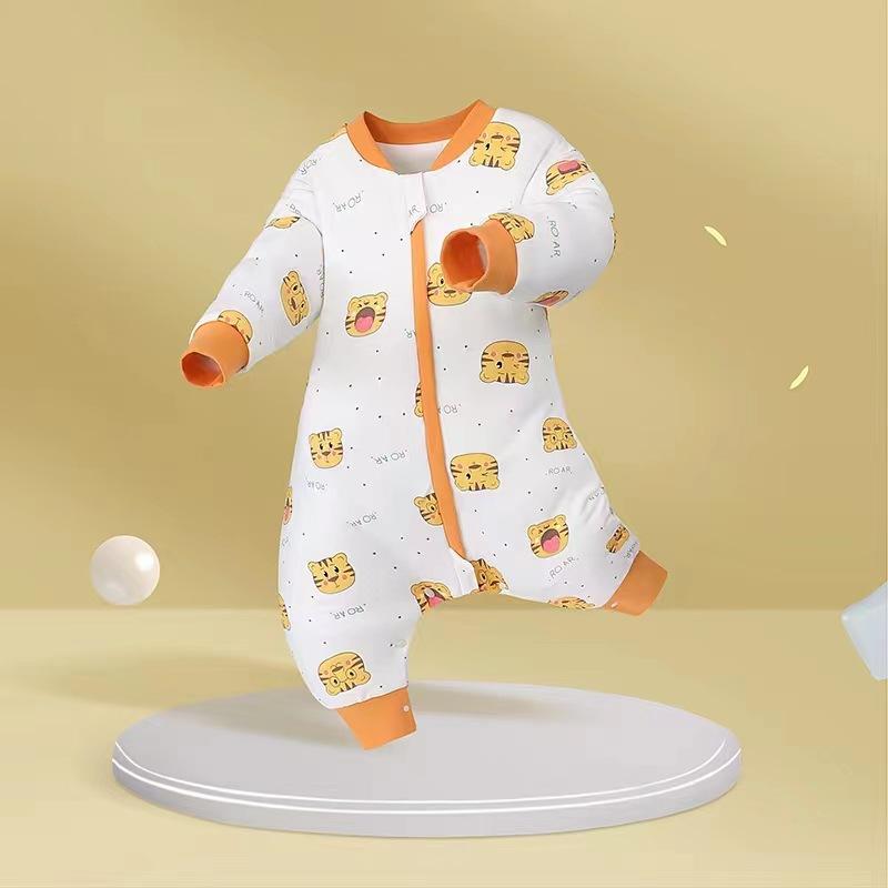 スリーパー ベビー 足つき 中綿入り 厚手 冬用 綿100% コットン 防寒 保温 キャラクター かわいい 動きやすい 寝返りしやすい パジャマ