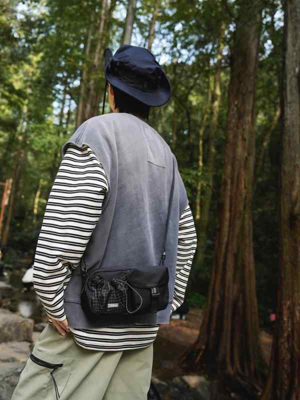 ショルダーバッグ メンズ 超軽量 機能性 ワークウェア風 カジュアル 斜め掛け ボディバッグ スマホ収納..