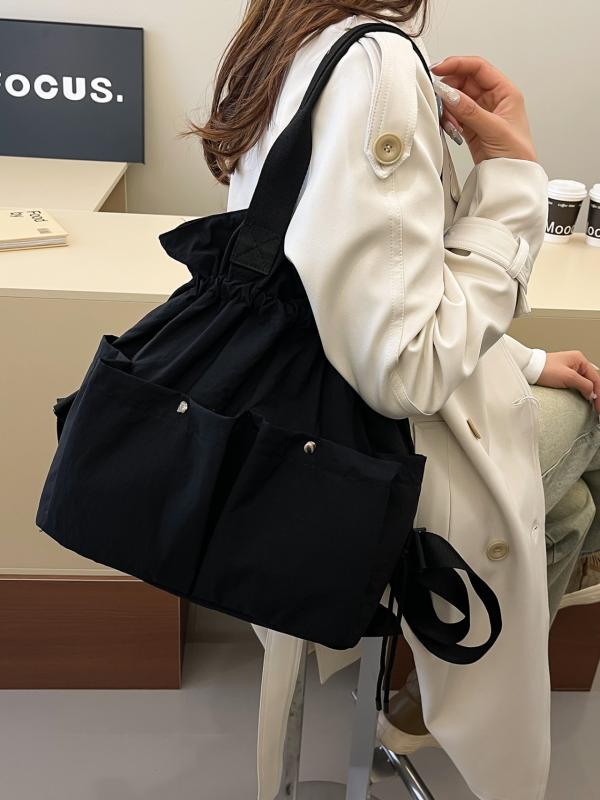 ・カラー展開: アイボリー、ブラック、オレンジレッド、グリーン ・サイズ展開: 大、小 ・スタイル: ストリートカジュアル ・素材: ナイロン ・バッグ種類: トートバッグ ・デザイン: ステッチ ・裏地素材: ポリエステル ・バッグ形状: 横型スクエア ・開閉方式: 巾着タイプ ・内装: ファスナーポケット ・硬さ: ソフト ・外ポケット: パッチポケット ・ショルダーストラップ: ダブル ・シーン: 日常使い