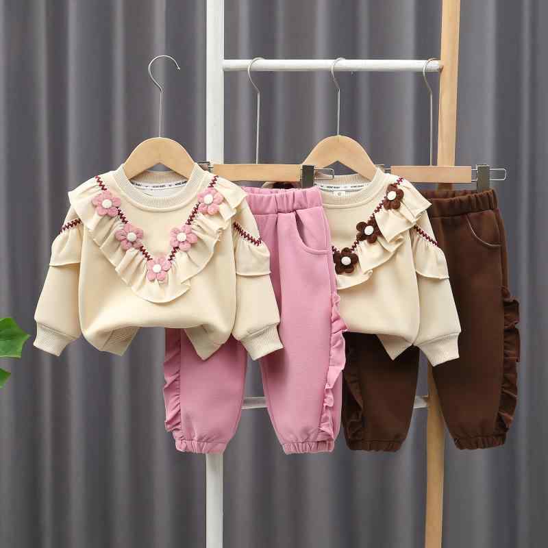 ・カテゴリ: キッズセットアップ・性別: 女児・スタイル: カジュアル・セット内容: パンツセット・セット枚数: 2点セット・対象年齢: 1〜3歳・着用シーズン: 春、秋・袖丈: 長袖・パンツ丈: 長ズボン・加工: 柔らか仕上げ・厚さ: 普通・柄: キャラクター、花柄・デザイン要素: 田園風、可愛い、レース、プリンセス風・主な素材: 綿95%・安全基準: A類・留め具: プルオーバー・カラー展開: ピンク、ブラウン・サイズ展開: 80cm、90cm、100cm、110cm、120cm