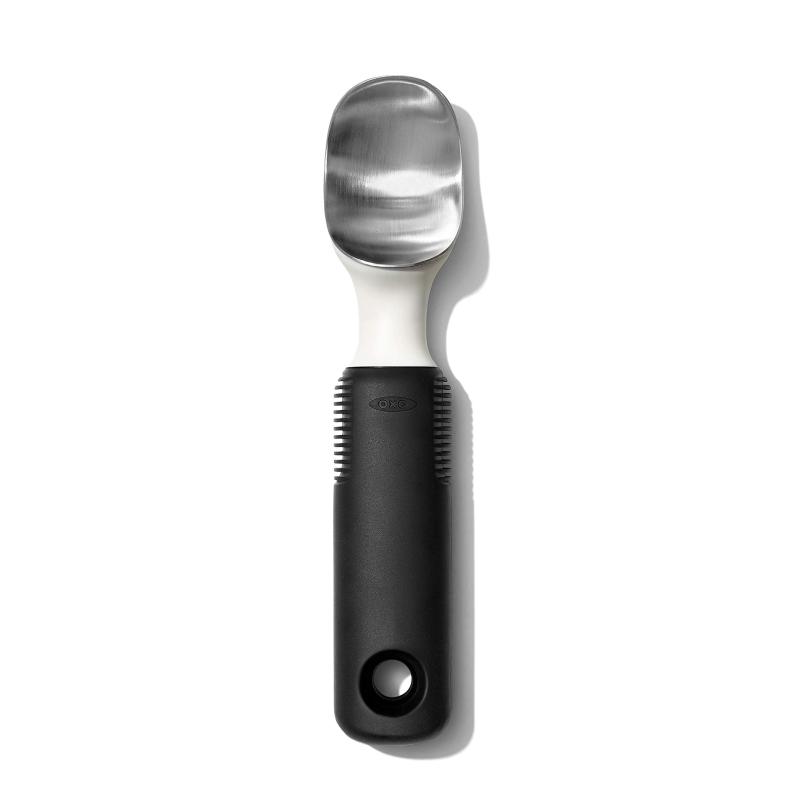 OXO オクソー アイスクリームスクープ アイスクリームディッシャー 盛り付け 食洗機対応サイズ:縦200mmx横40mmx高さ30mm本体重量:約115g素材・材質:ステンレス鋼、ABS樹脂、ポリプロピレン、熱可塑性エラストマー生産国:中国硬めのアイスクリームやシャーベット、フローズンヨーグルトなどに最適持ちやすく滑りにくいグリップきれいに丸くすくえるアイスクリームスクープシンプルなデザイン丈夫なステンレス製
