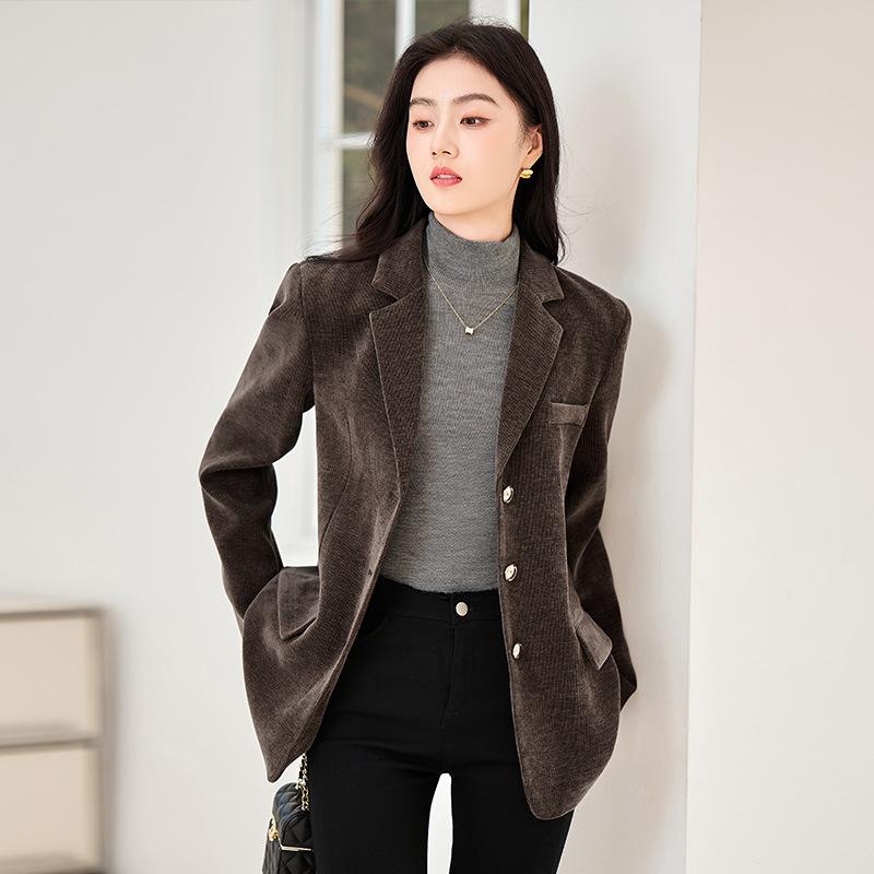 ・カテゴリ: ショートジャケット・スタイル: エレガントカジュアル・性別: レディース・柄: 無地・版型: レギュラー・着丈: ミドル丈・ネックライン: テーラードカラー・袖丈: 長袖・袖タイプ: レギュラー・前立て: シングルブレスト・デ...