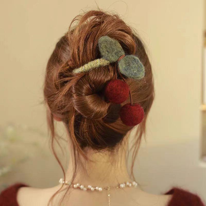 ヘアクリップ レディース ニット チェリー モチーフ ツイスト デザイン レトロモダン バンスクリップ ..