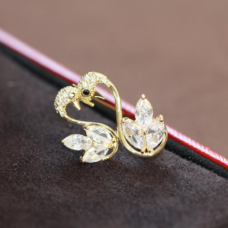 ブローチ レディース ジルコニア ペア白鳥 デザイン 金メッキ おしゃれ 上品 かわいい 韓国風 シンプル マイクロパヴェ 胸飾り オフィス フォーマル 結婚式 入学式 卒業式 セレモニー イベント アクセント ゴールド