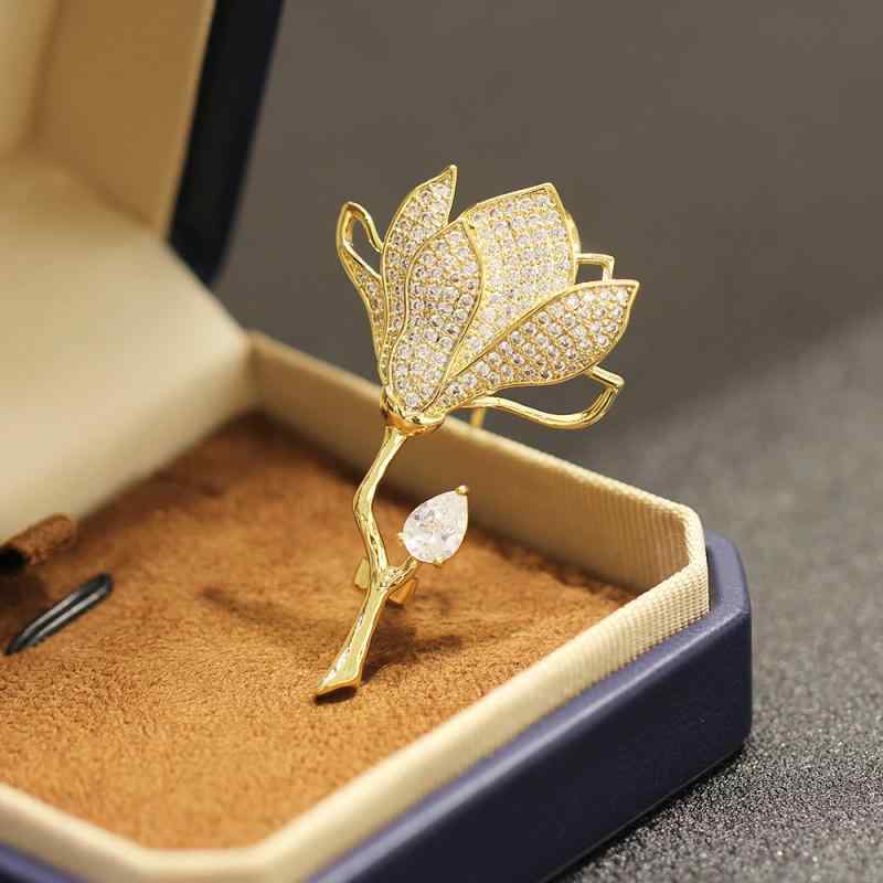 ブローチ レディース バラ 薔薇 フラワーモチーフ フルラインストーン 繊細 高級感 豪華 上品 エレガント おしゃれ 万能 スーツ ジャケット 結婚式 披露宴 パーティー 入学式 卒業式 通勤 オフィス ゴールド シルバー