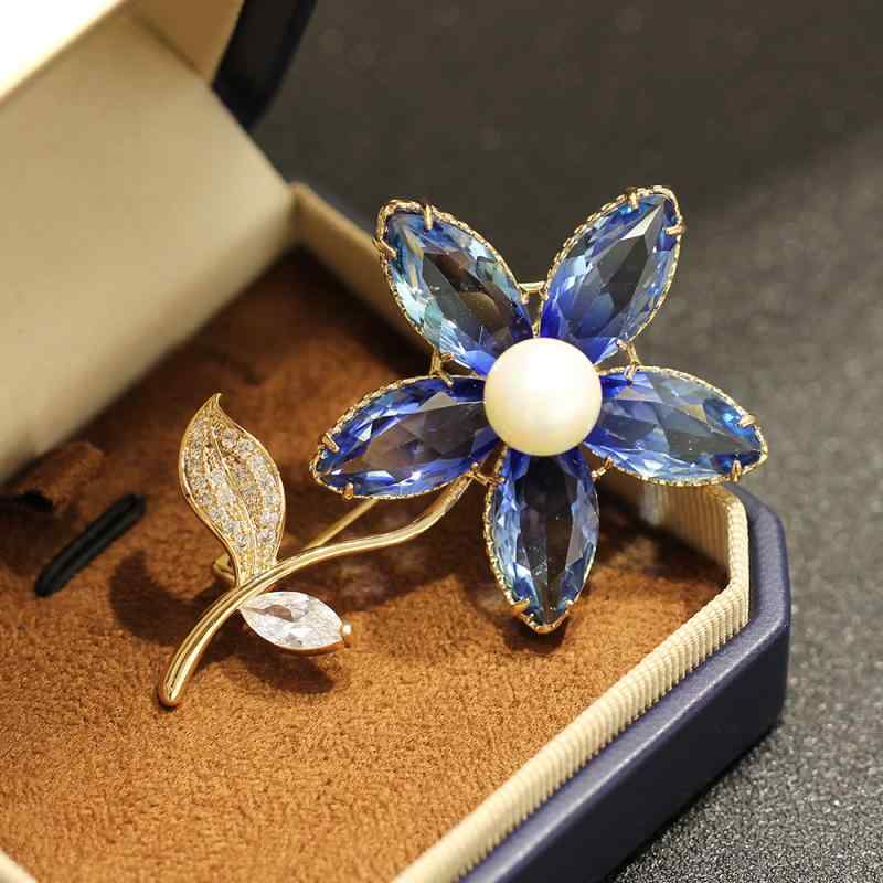ブローチ レディース 電気メッキ加工 胸元カバー 固定 人工クリスタル 花柄 ゴールドベース パープル ..