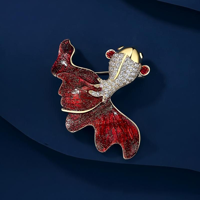 ブローチ レディース かわいい 金魚 錦鯉 ラッキーアイテム 高級感 個性的デザイン 精巧 上品 洋服 ア..