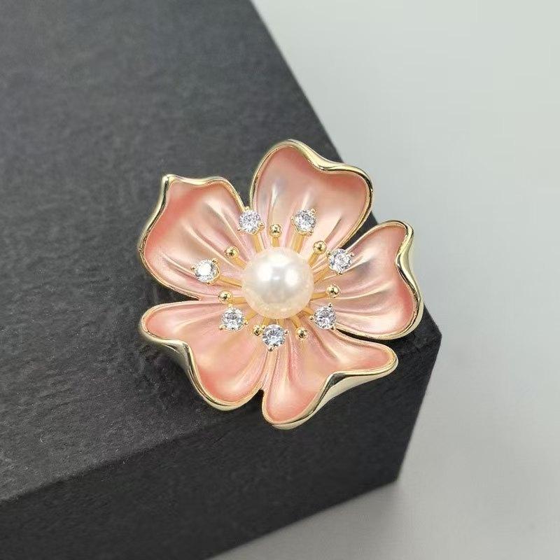 ブローチ 男女兼用 韓国風 エレガント 上品 フェミニン かわいい カメリア 花 繊細 精巧 電気メッキ加工 亜鉛合金製 アウター ジャケット コート 襟元 胸元 アクセサリー 結婚式 入学式 卒業式 フォーマル セレモニー オフィス カジュアル ゴール
