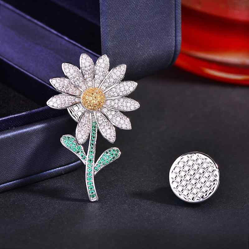 ブローチ レディース 繊細なデイジーモチーフ ジルコニア輝く上品な高級感 銅製電気メッキ加工 通勤 オフィス 結婚式 パーティー 卒業式 入学式 フォーマル カジュアルなど多様なシーン対応 アクセサリー