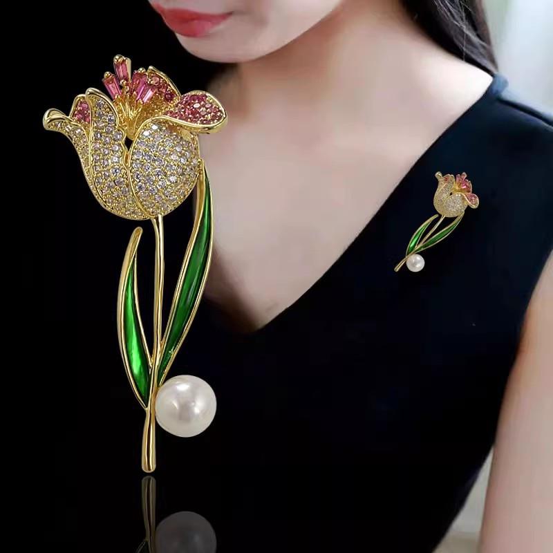 ブローチ レディース 牡丹 花 フラワー ラインストーン エナメル 電気メッキ加工 亜鉛合金製 華やか 豪華 上品 エレガント 襟元固定 ストール留め 卒業式 入学式 結婚式 パーティー ドレス スーツ フォーマル イベント セレモニー