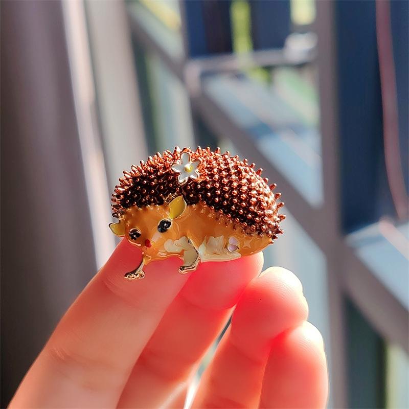 ブローチ 男女兼用 ユニセックス 高級感 個性的 ファッション 通勤 装飾 多機能 ハリネズミ ヒナギク ..