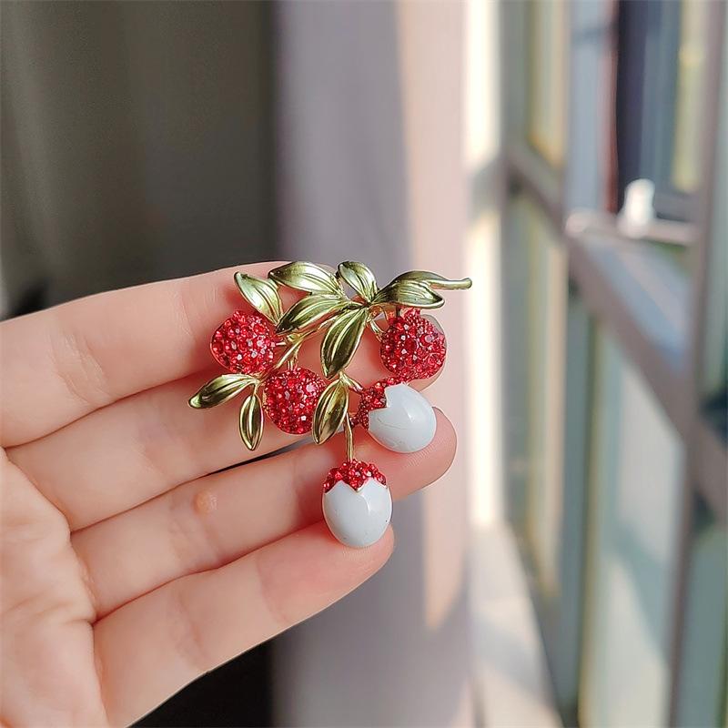 ブローチ レディース かわいい ライチ フルーツ 高級感 個性的 デザイン おしゃれ 上品 スーツスタイル..