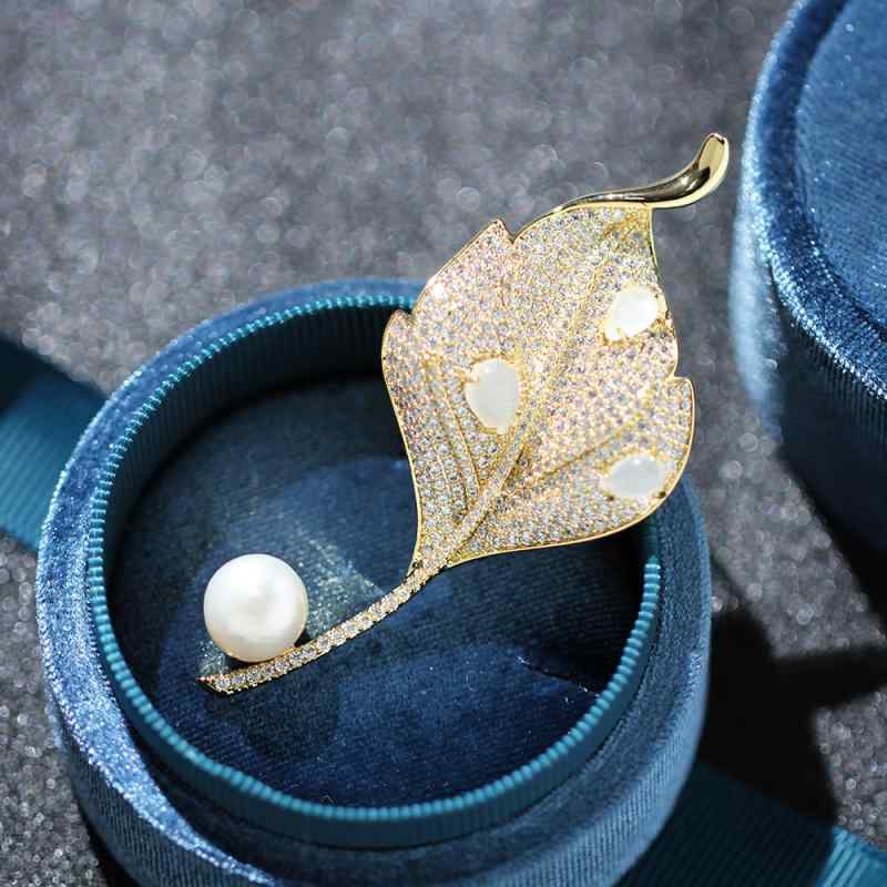 ブローチ レディース 露出防止 胸元カバー ゴールド リーフ ジルコニア ライトラグジュアリー 高級感 エレガント 上品 万能 フォーマル 結婚式 入学式 卒業式 パーティー 通勤 オフィス